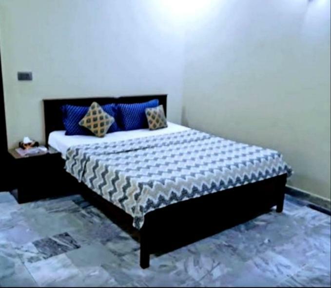 Galaxy Palace Near Millennium Mall Карачи Екстериор снимка