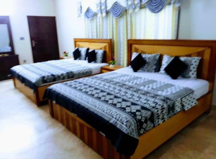 Galaxy Palace Near Millennium Mall Карачи Екстериор снимка