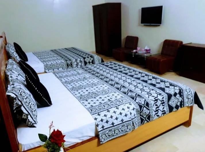 Galaxy Palace Near Millennium Mall Карачи Екстериор снимка
