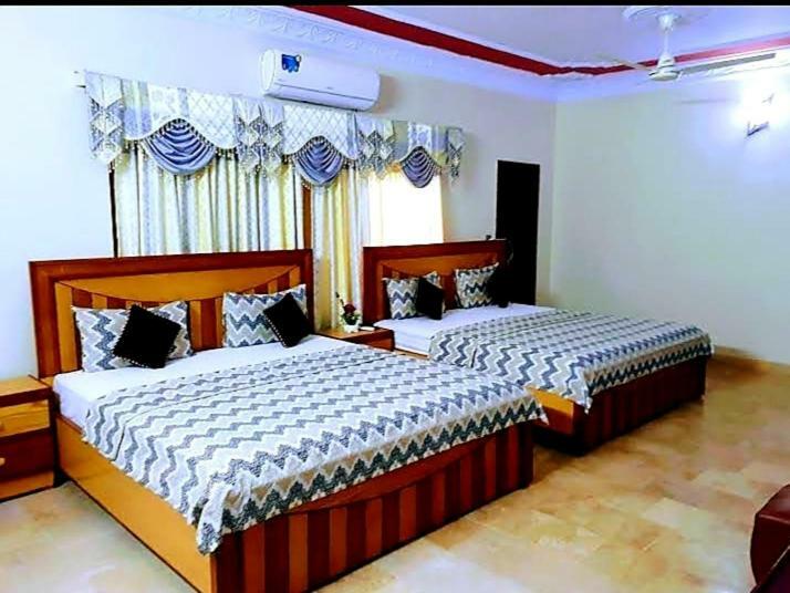 Galaxy Palace Near Millennium Mall Карачи Екстериор снимка