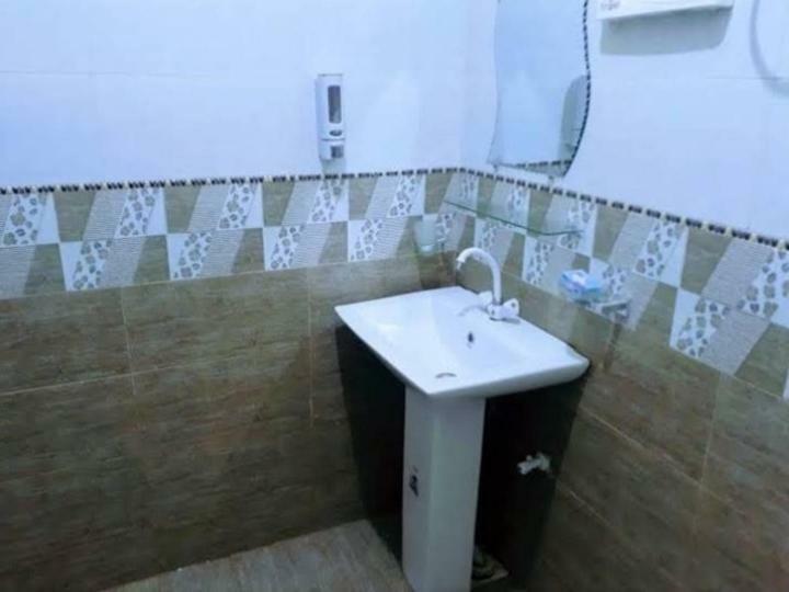 Galaxy Palace Near Millennium Mall Карачи Екстериор снимка